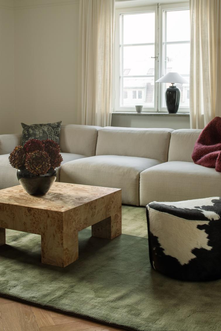 Layered Solid Wool Capulet Olive groen vloerkleed, in een woonkamer