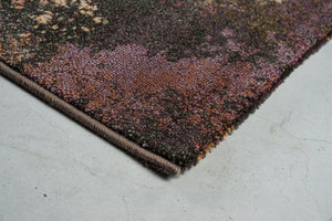Detail van de hoek van het Tapison Home Torino 063.0934.7274 vloerkleed in pruim, mauve en olijfgroen