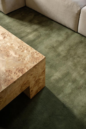 Layered Solid Wool Capulet Olive groen vloerkleed, detail van de wol