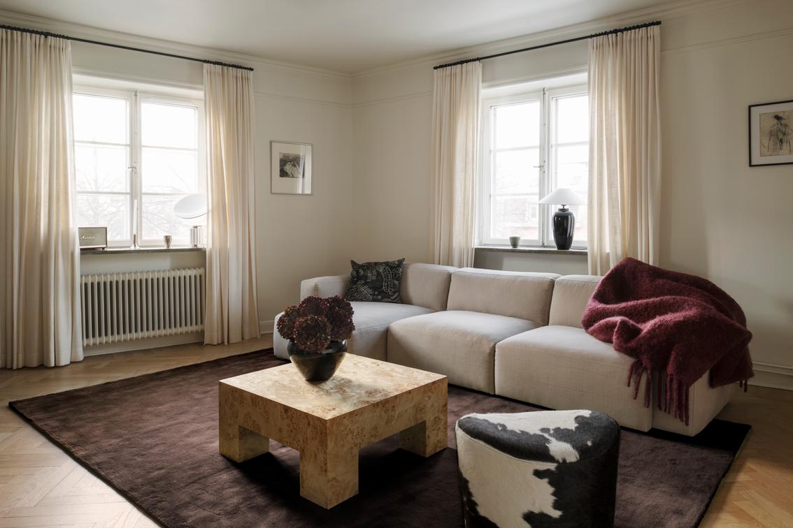 Layered Solid Wool Chicory Coffee bruin vloerkleed, in een woonkamer