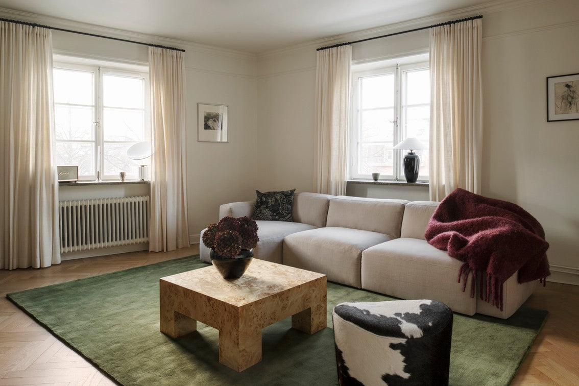 Layered Solid Wool Capulet Olive groen vloerkleed, in een woonkamer