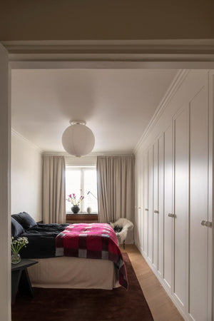Layered Solid Wool Chicory Coffee bruin vloerkleed, in een slaapkamer