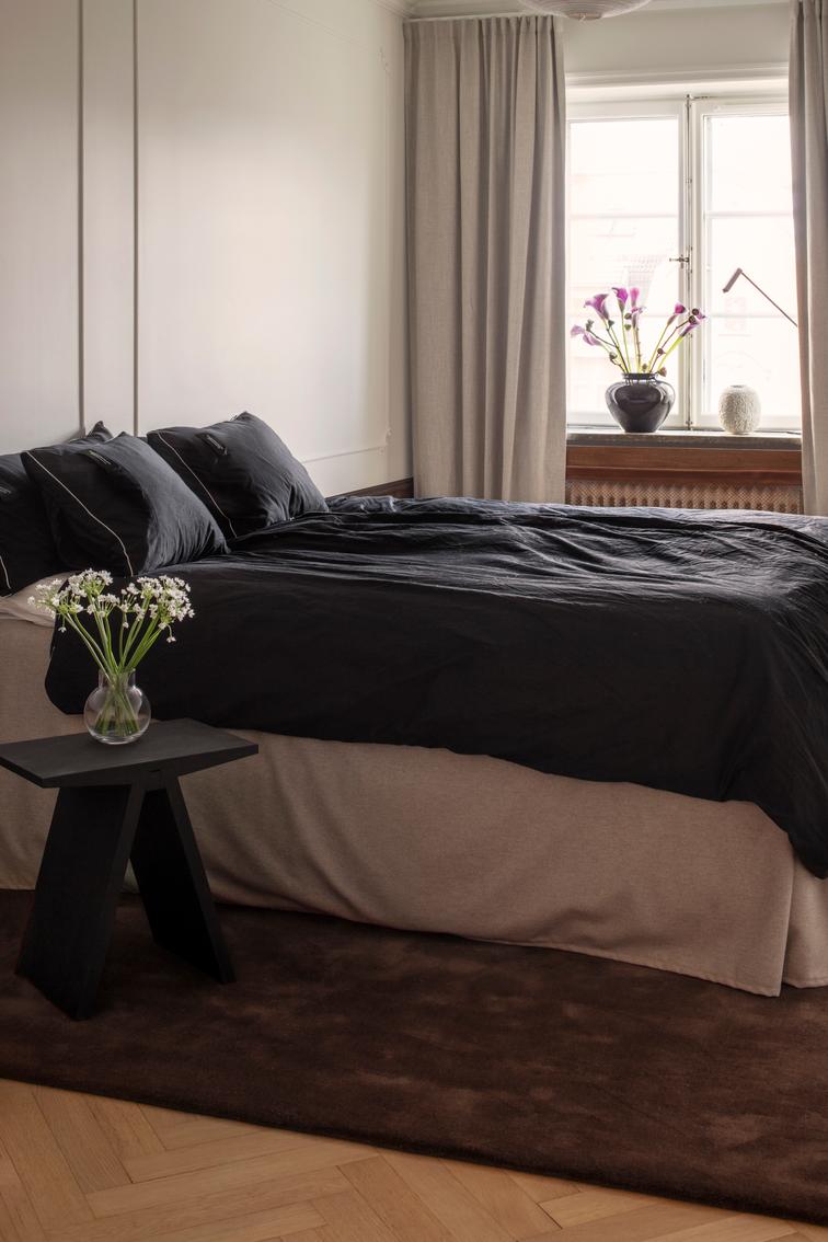 Layered Solid Wool Chicory Coffee bruin vloerkleed, in een slaapkamer