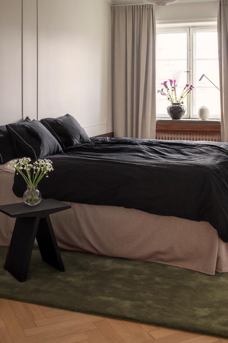 Layered Solid Wool Capulet Olive groen vloerkleed, in een slaapkamer