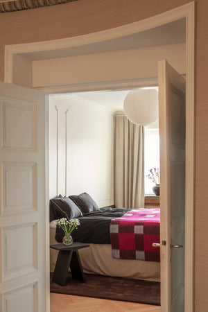Layered Solid Wool Chicory Coffee bruin vloerkleed, in een slaapkamer
