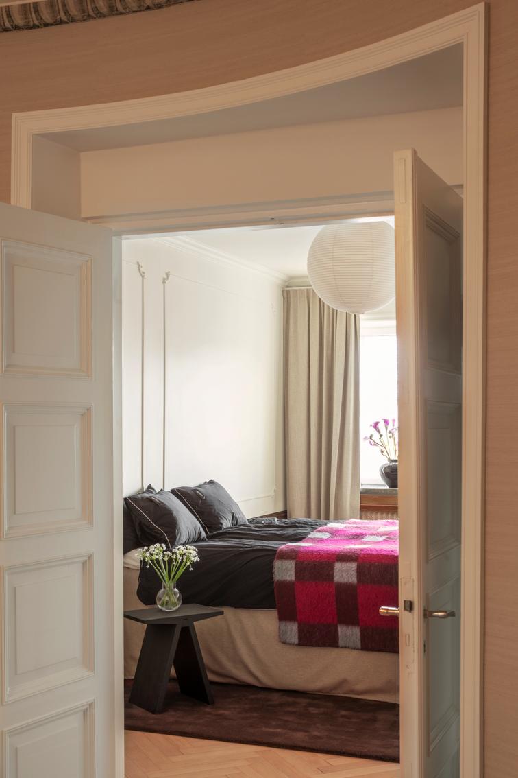 Layered Solid Wool Chicory Coffee bruin vloerkleed, in een slaapkamer