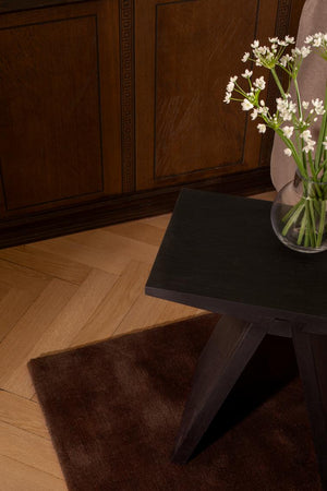 Layered Solid Wool Chicory Coffee bruin vloerkleed, detail van de wol