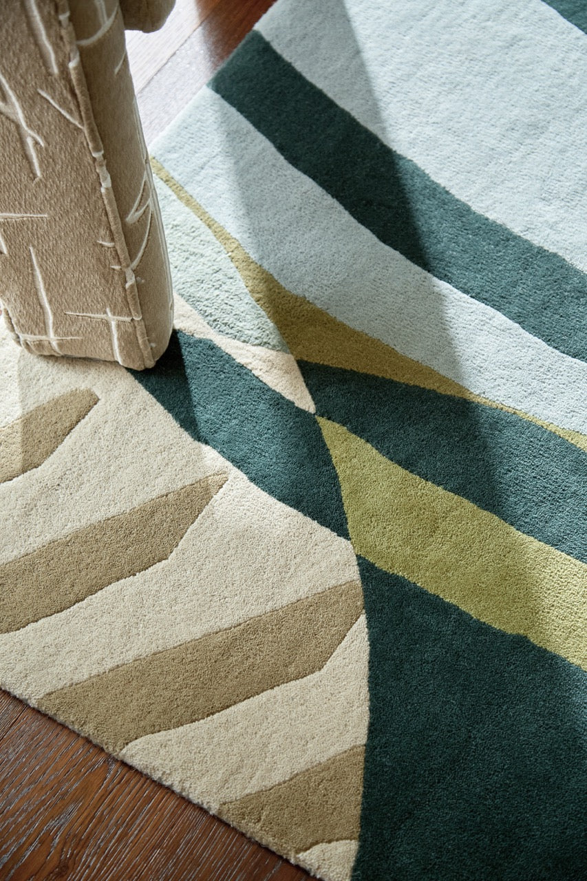 Harlequin Atelier Lagoon vloerkleed in flessengroen, zeegroen en hemelsblauw, in een interieur, derde beeld