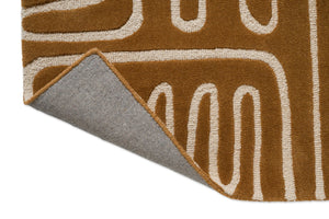 Harlequin Hollow Tan vloerkleed, detail van omgeslagen hoek en rug