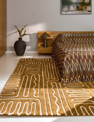 Harlequin Hollow Tan vloerkleed in karamel met ivoren lijnen, in een interieur