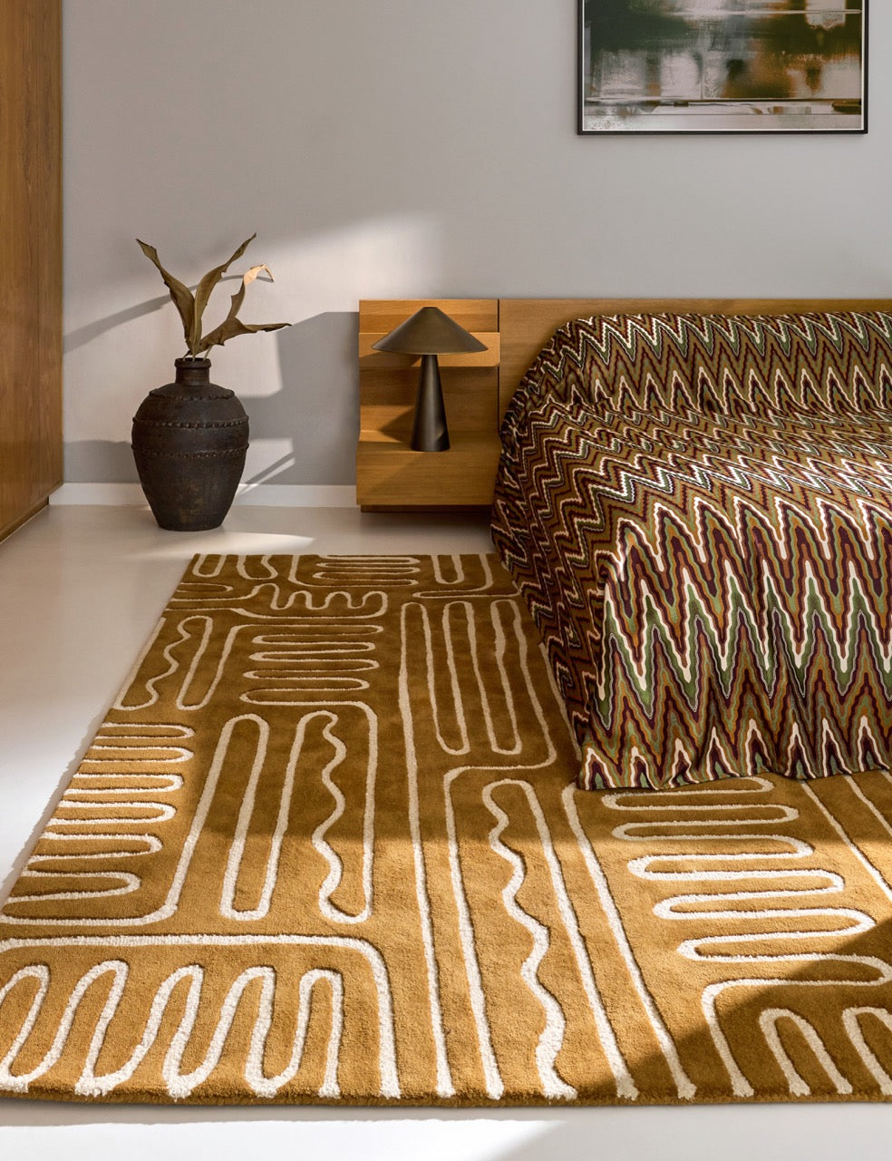 Harlequin Hollow Tan vloerkleed in karamel met ivoren lijnen, in een interieur