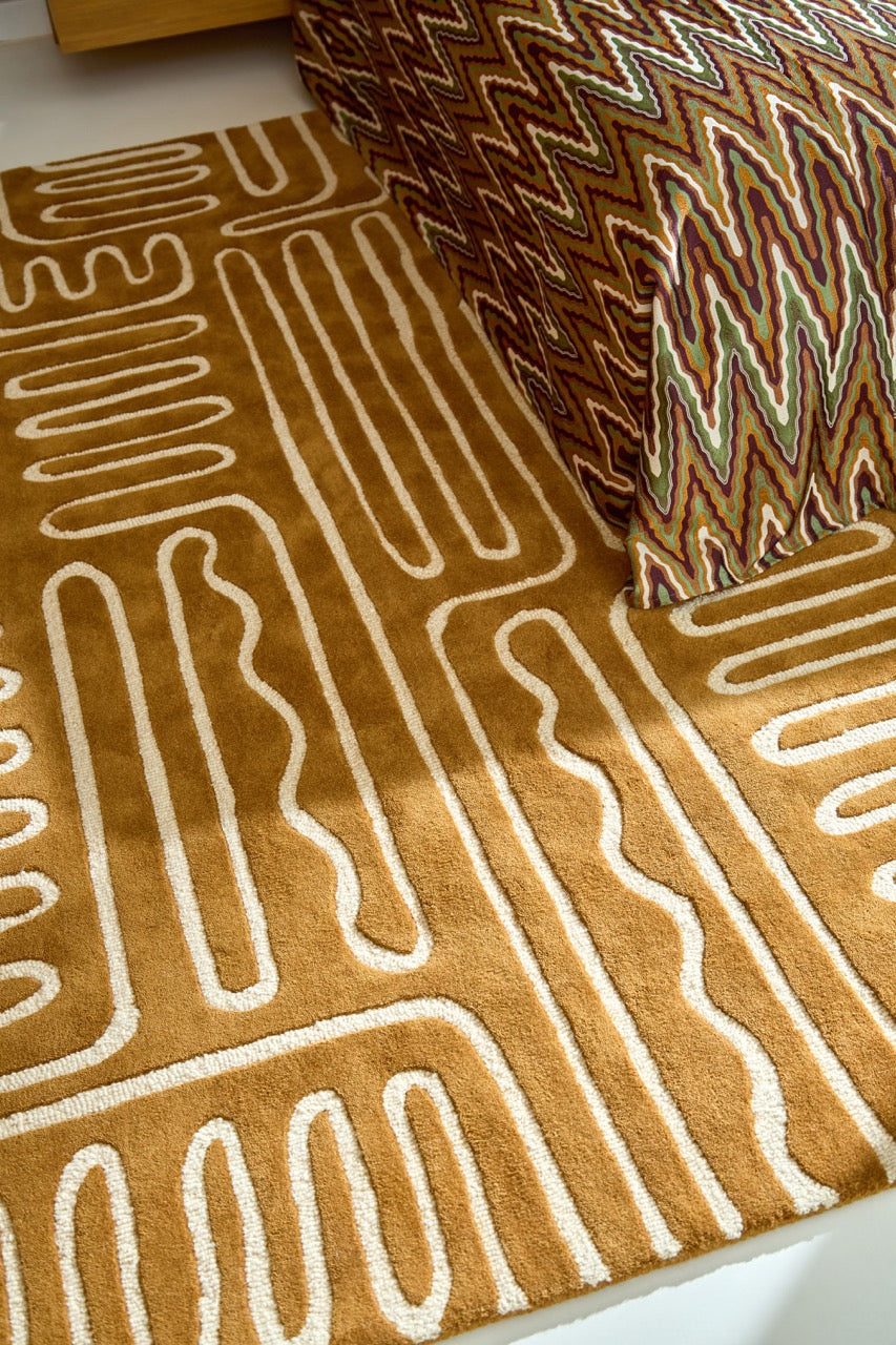 Harlequin Hollow Tan vloerkleed in karamel met ivoren lijnen, in een interieur, tweede beeld