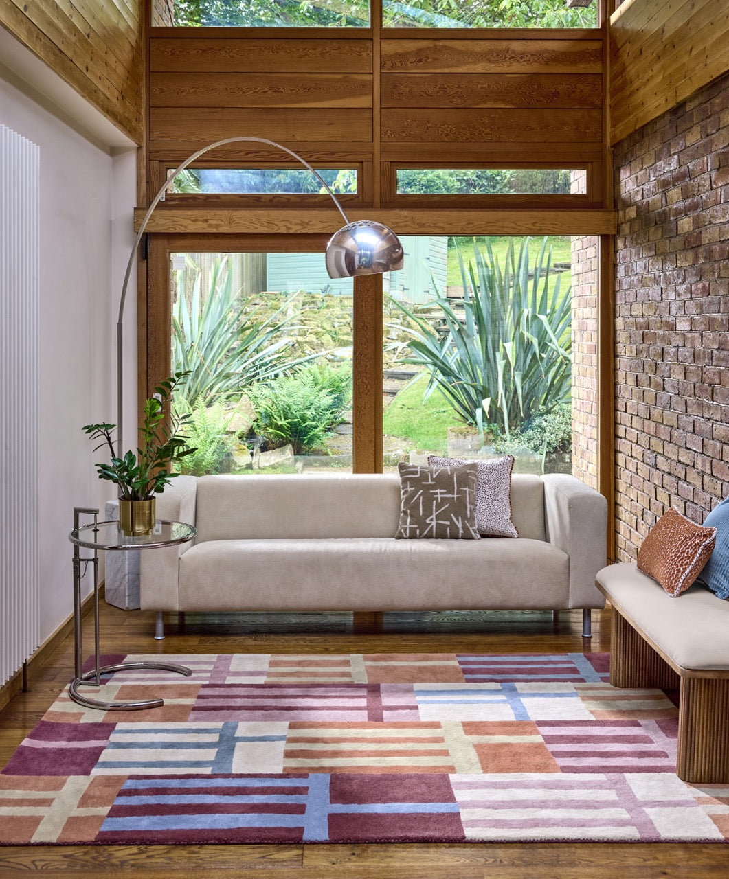 Harlequin Monolith Cinnabar Amber vloerkleed in gebrand oranje, wijnrood en jeansblauw, in een interieur