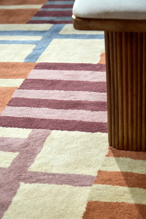 Harlequin Monolith Cinnabar Amber vloerkleed in gebrand oranje, wijnrood en jeansblauw, in een interieur, derde beeld