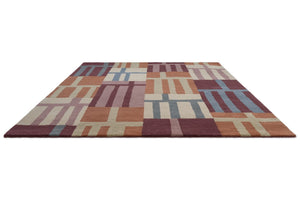 Harlequin Monolith Cinnabar Amber vloerkleed in gebrand oranje, wijnrood en jeansblauw, in perspectief