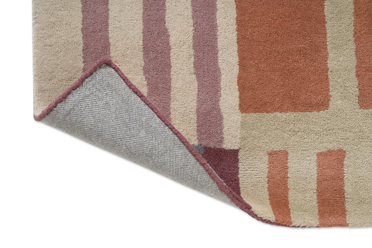 Harlequin Monolith Cinnabar Amber vloerkleed, detail van omgeslagen hoek en rug