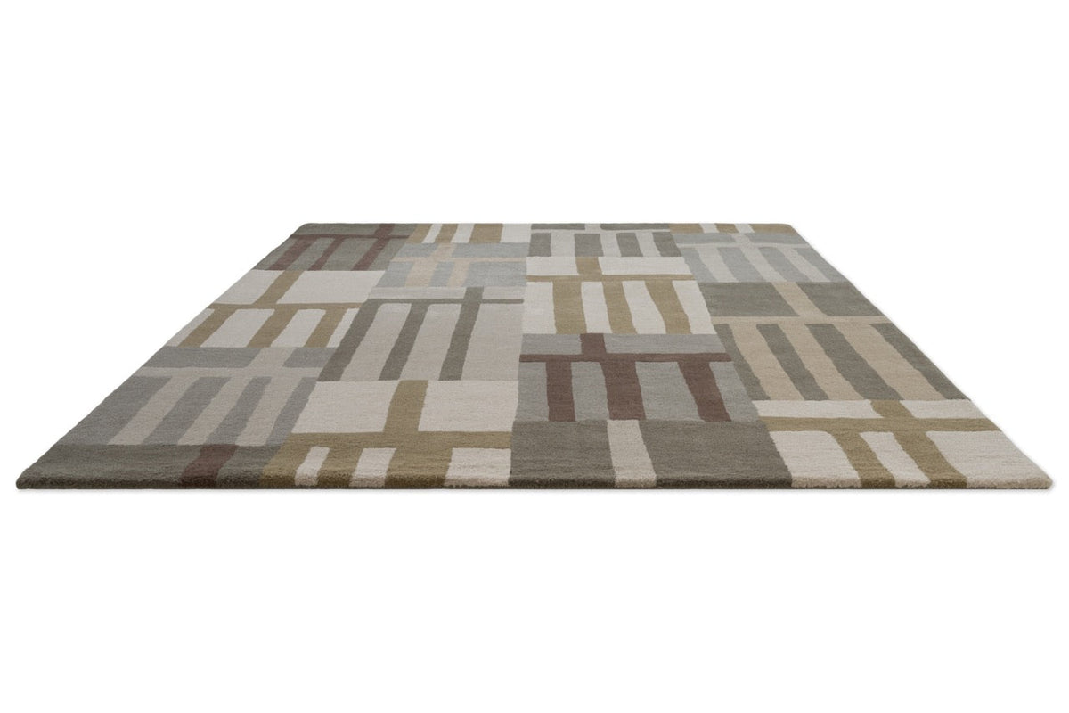 Harlequin Monolith Sandstone vloerkleed in saliegrijs, zand en ivoor, in perspectief
