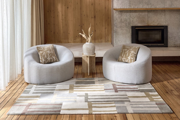 Harlequin Monolith Sandstone vloerkleed in saliegrijs, zand en ivoor, in een interieur