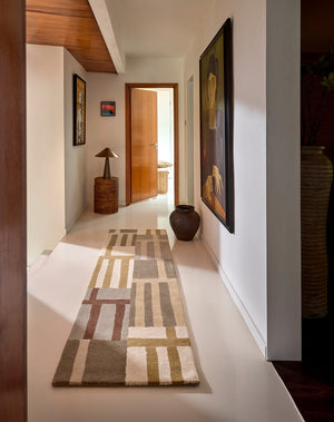 Harlequin Monolith Sandstone loper in saliegrijs, zand en ivoor, in een interieur