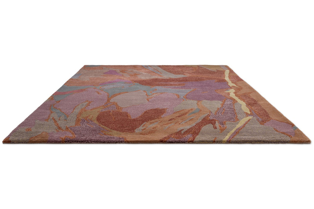 Harlequin Saltillo Rosewood vloerkleed in terracotta, roest en lila, in perspectief