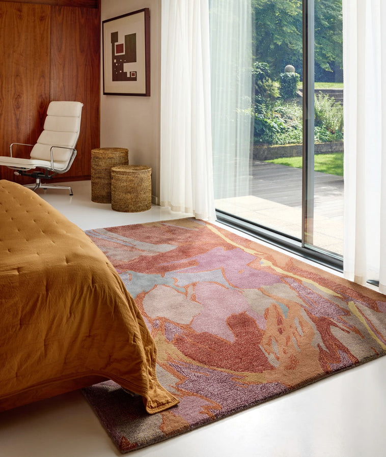 Harlequin Saltillo Rosewood vloerkleed in terracotta, roest en lila, in een interieur