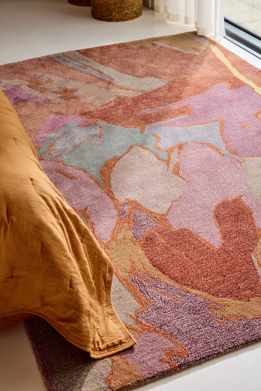 Harlequin Saltillo Rosewood vloerkleed in terracotta, roest en lila, in een interieur, tweede beeld