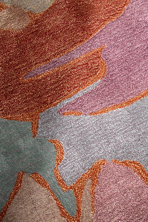 Harlequin Saltillo Rosewood vloerkleed in terracotta, roest en lila, in een interieur, derde beeld