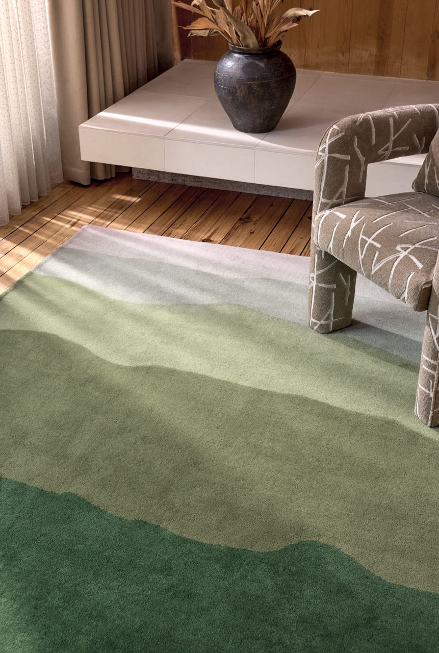 Harlequin Sedimentary Pine vloerkleed in dennengroen en salie, in een interieur, tweede beeld