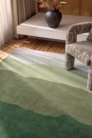 Harlequin Sedimentary Pine vloerkleed in dennengroen en salie, in een interieur, tweede beeld