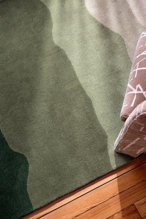Harlequin Sedimentary Pine vloerkleed in dennengroen en salie, in een interieur, derde beeld