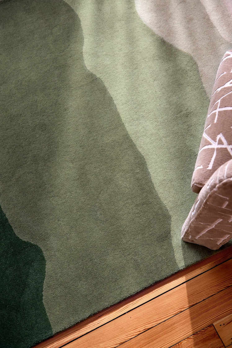 Harlequin Sedimentary Pine vloerkleed in dennengroen en salie, in een interieur, derde beeld