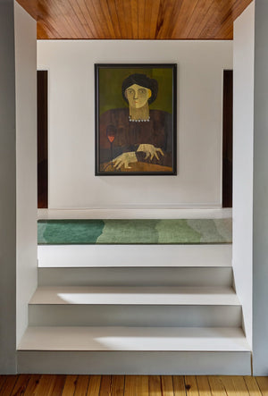 Harlequin Sedimentary Pine loper in dennengroen en salie, in een interieur