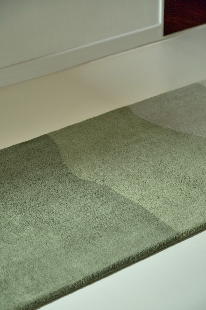 Harlequin Sedimentary Pine loper in dennengroen en salie, in een interieur, tweede beeld