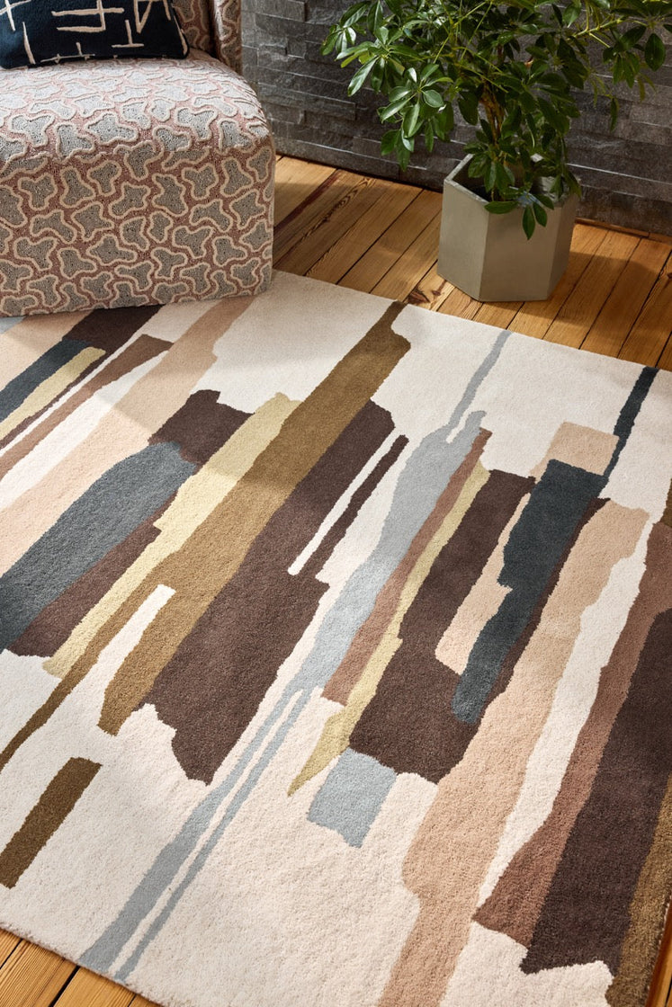 Harlequin Zeal Taupe vloerkleed in ivoor met bruine en roze penseelstreken, in een interieur, tweede beeld