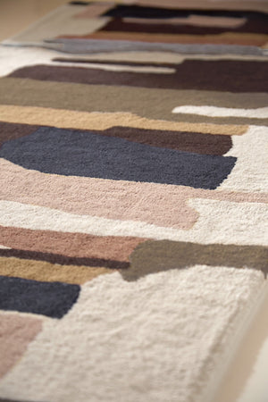 Harlequin Zeal Taupe loper in ivoor met bruine en roze penseelstreken, in een interieur, tweede beeld