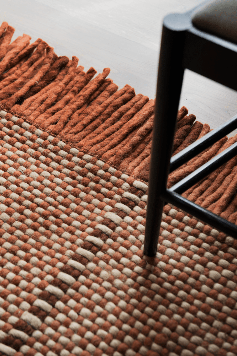 Layered Cord Burgundy Rust roestoranje vloerkleed, detail van het weefsel en de franjes