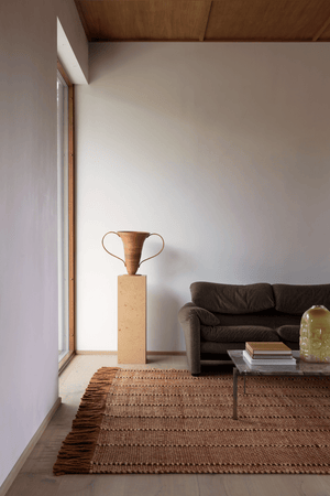 Layered Cord Burgundy Rust roestoranje vloerkleed, in een woonkamer