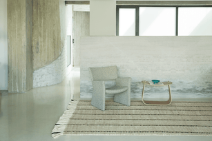 Layered Cord Black White gestreept vloerkleed, in een woonkamer