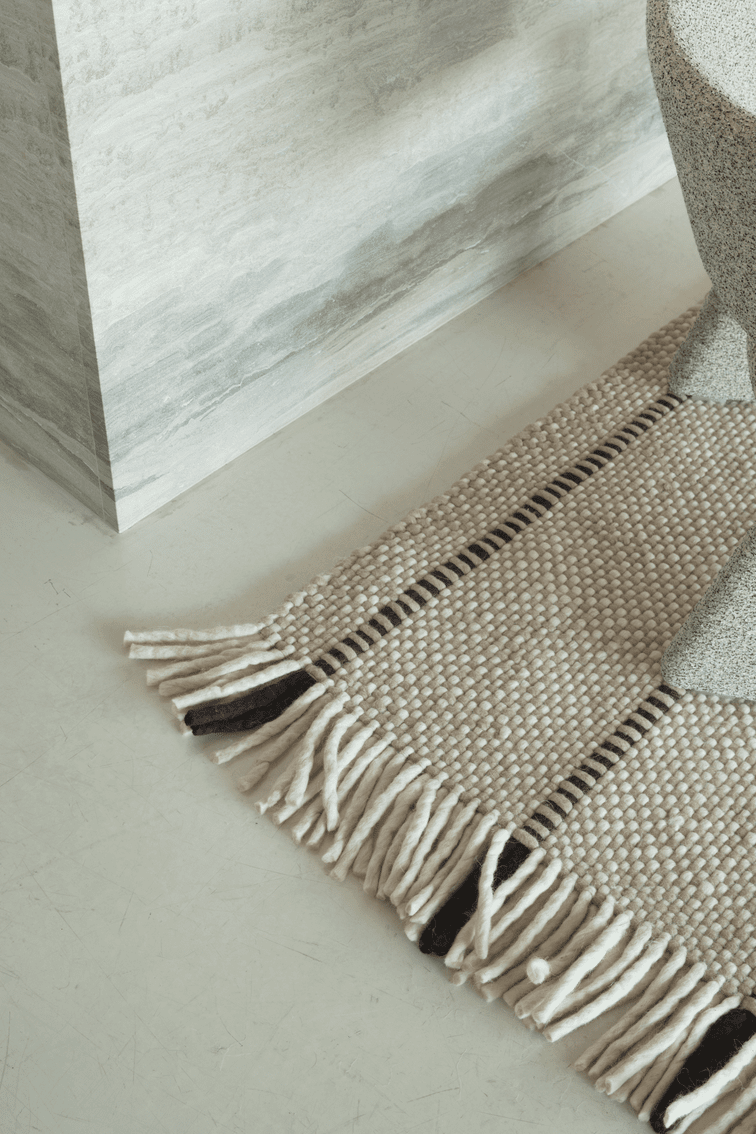 Layered Cord Black White gestreept vloerkleed, detail van het weefsel en de franjes