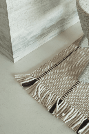 Layered Cord Black White gestreept vloerkleed, detail van het weefsel en de franjes