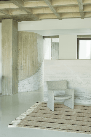 Layered Cord Black White gestreept vloerkleed, in een woonkamer
