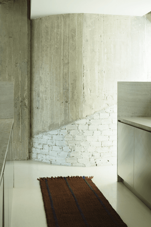 Layered Cord Blue Brown bruin wollen vloerkleed, loper in een interieur