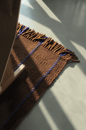 Layered Cord Blue Brown bruin wollen vloerkleed, detail van het weefsel en de franjes