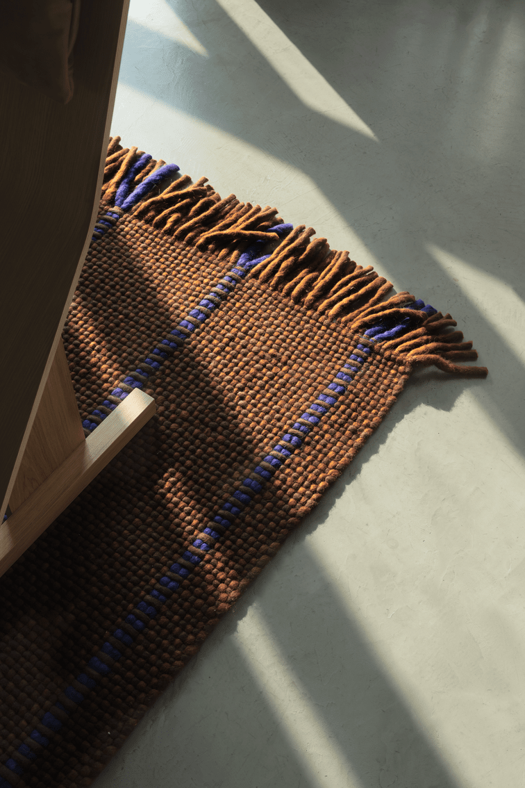 Layered Cord Blue Brown bruin wollen vloerkleed, detail van het weefsel en de franjes