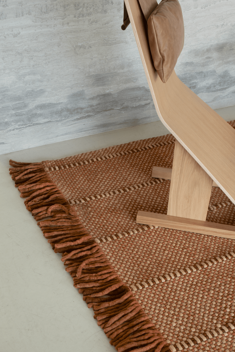 Layered Cord Burgundy Rust roestoranje vloerkleed, detail van het weefsel en de franjes