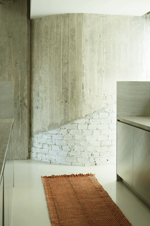 Layered Cord Burgundy Rust roestoranje vloerkleed, loper in een interieur