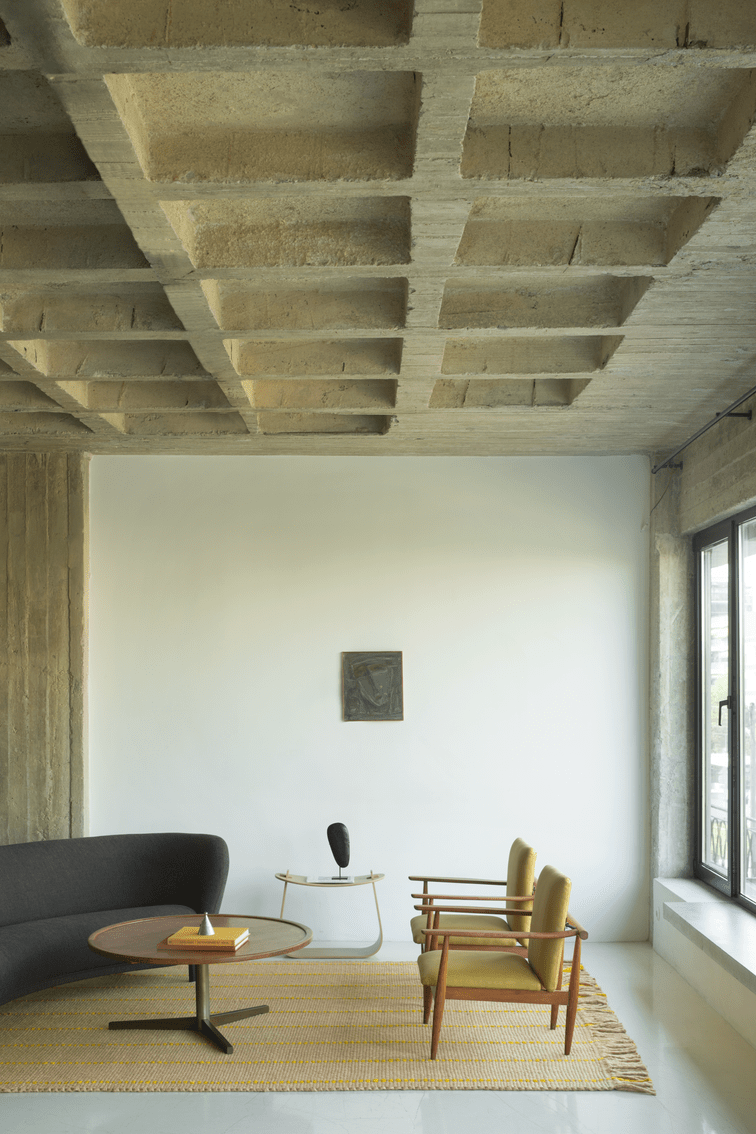 Layered Cord Yellow Oatmeal gestreept vloerkleed, in een woonkamer