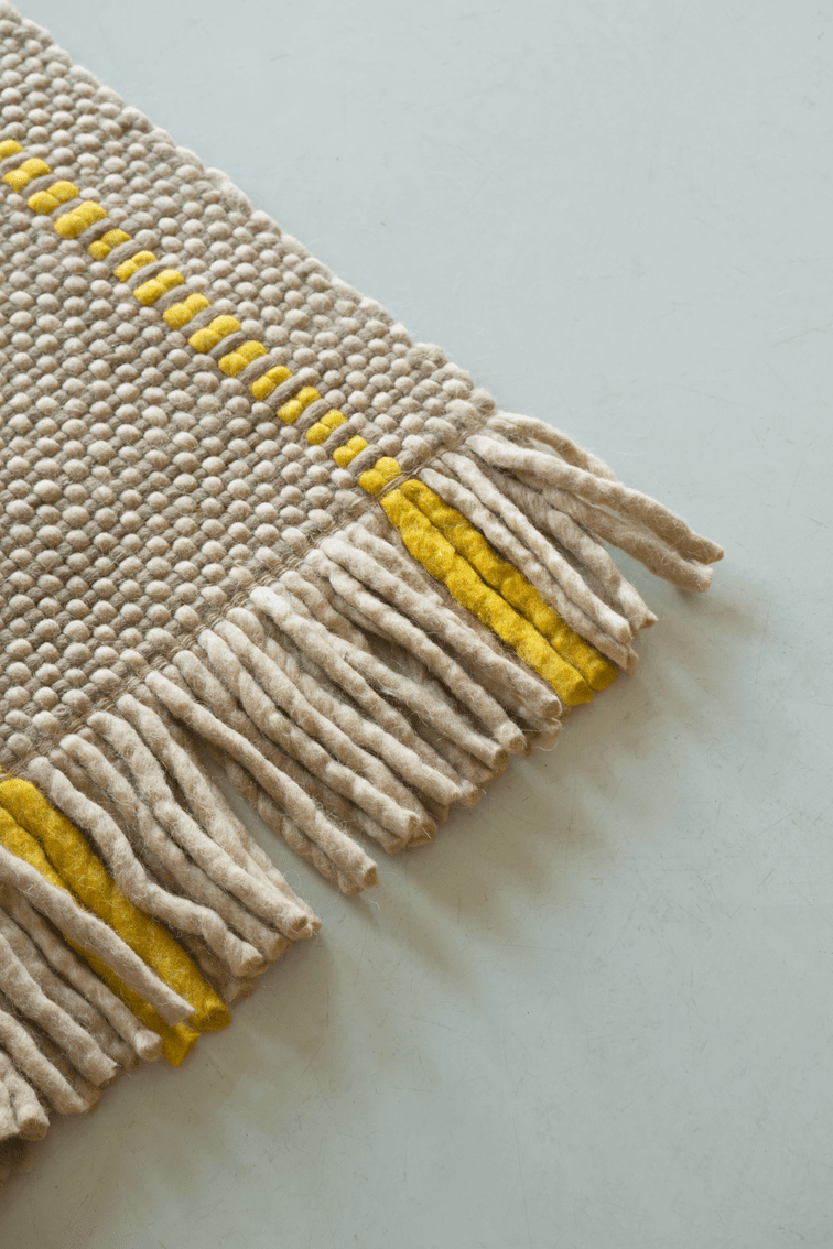 Layered Cord Yellow Oatmeal gestreept vloerkleed, detail van het weefsel en de franjes
