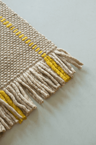 Layered Cord Yellow Oatmeal gestreept vloerkleed, detail van het weefsel en de franjes