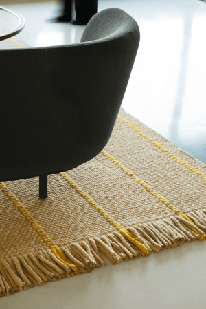 Layered Cord Yellow Oatmeal gestreept vloerkleed, detail van het weefsel en de franjes